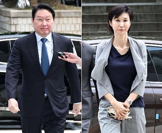 　６月２６日、ソウル高裁に出廷する崔泰源会長（左）と盧素英氏（聯合＝共同）