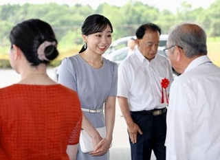 　全日本高校馬術競技大会の開会式会場に到着された佳子さま＝２４日午前、静岡県御殿場市の馬術・スポーツセンター