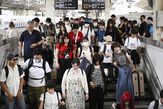 　お盆休みのＵターンラッシュがピークとなり、混雑するＪＲ東京駅の新幹線ホーム＝２０２５年８月１６日