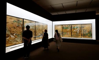 　特別展を前に報道陣に公開された狩野宗眼重信のふすま絵「秋冬花鳥図襖」（左）と「春景花鳥図襖」＝２４日午後、東京・上野の東京都美術館