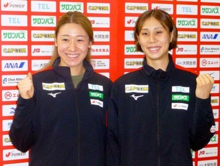 　バレーボールのネーションズリーグ女子決勝大会から帰国した主将の石川真佑（左）と和田由紀子＝２４日、成田空港