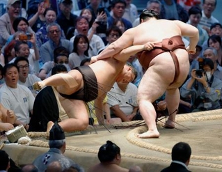 　豊昇龍（左）が寄り倒しで熱海富士に敗れる＝ＩＧアリーナ