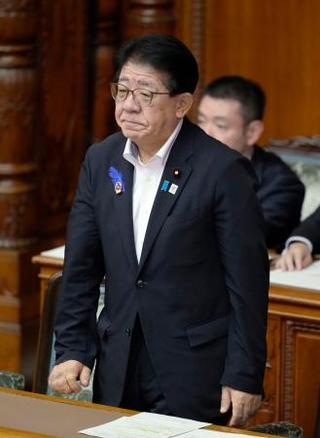 　参院本会議で改正建築物省エネ法が可決、成立し、起立する金子国交相＝２４日夜