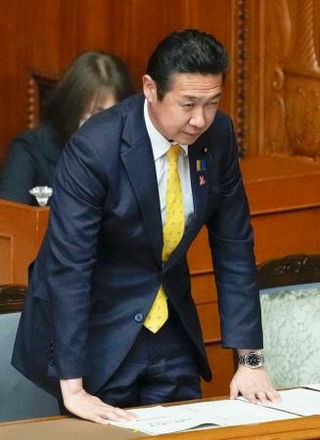 　参院本会議で「医療的ケア児」の支援を拡充する改正支援法が可決、成立し、一礼する黄川田こども政策相＝２４日夜