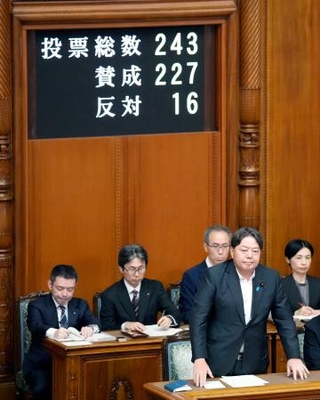　参院本会議で改正国民投票法が可決、成立し、起立する林総務相（手前）＝２４日夜
