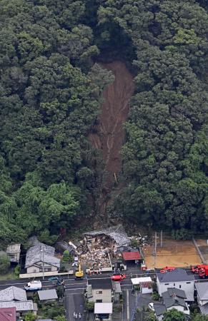 　土砂が流れ込み倒壊した住宅＝１８日、栃木県足利市
