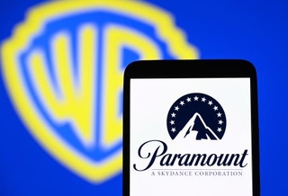 　ワーナー・ブラザース・ディスカバリー（左）とパラマウント・スカイダンスのロゴ（ゲッティ＝共同）