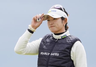 　第２ラウンド、１８番でパーパットを決め、ホールアウトする原英莉花。通算４アンダーで４位＝ダンドナルド・リンクス（共同）