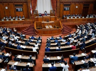 　「副首都」構想関連法を可決、成立した参院本会議＝２４日