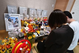 　祭壇に手を合わせる、亡くなった松本幸司さんの姉（手前）と妻恵梨子さんの兄＝２５日午後、静岡県袋井市（代表撮影）