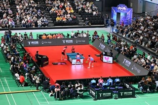 　卓球Ｔリーグ初の海外開催となる台湾・新竹県での開幕戦、女子の神奈川-トップ名古屋戦を観戦するファン＝２５日（共同）