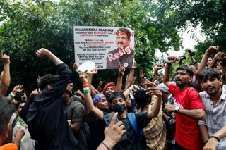 　インドのプラダン教育相の辞任を受けて喜ぶ「ゴキブリ人民党（ＣＪＰ）」の支持者＝２５日、ニューデリー（ロイター＝共同）