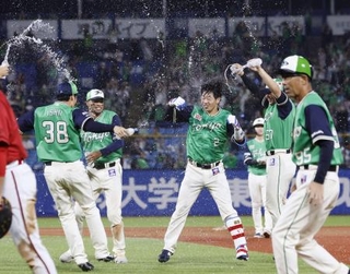 　１０回、サヨナラの右犠飛を放ち、祝福を受けるヤクルト・古賀（２）＝神宮