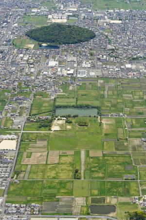 　奈良県橿原市の藤原宮跡（手前）