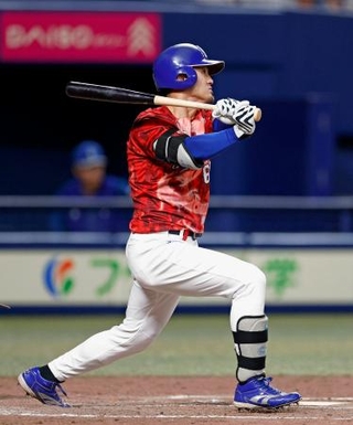　８回中日２死満塁、板山が中越えに走者一掃の三塁打を放つ＝バンテリンドーム