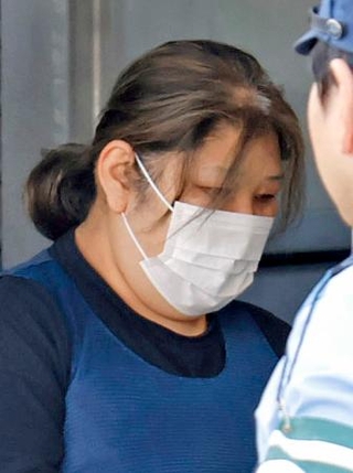 　強要容疑で送検される桜井政恵容疑者＝２６日午前８時２７分、茨城県警牛久署