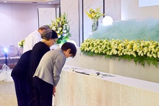 　「東京都原爆犠牲者追悼のつどい」で献花する被爆者ら＝２６日午後、東京都葛飾区