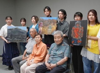 　被爆者３人（前列）の証言を聞き絵に描いた九州産業大の学生たち＝２６日午前、福岡市