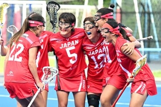 　日本-フィリピン　第４クオーター、勝ち越しゴールを決め喜ぶ高野（右から３人目）ら＝大井ホッケー競技場