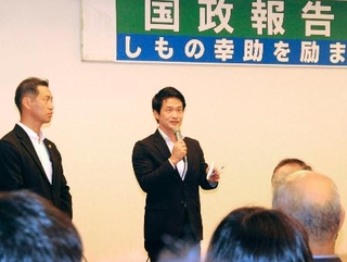 　２月の衆院選で落選した元議員の会合に出席した中道改革連合の小川代表（中央）＝２６日午後、三重県鈴鹿市