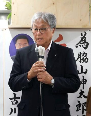 　佐賀県玄海町長選で落選し、敗戦の弁を述べる脇山伸太郎氏＝２６日夜、玄海町