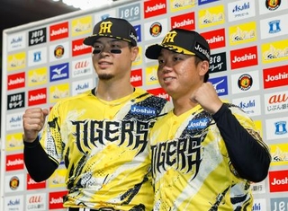 　巨人に勝利し、ポーズをとる阪神の佐藤（左）と村上＝甲子園