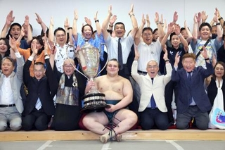 　大相撲名古屋場所で３度目の優勝を果たし、賜杯を手に喜ぶ安青錦＝２６日、名古屋市のＩＧアリーナ（代表撮影）