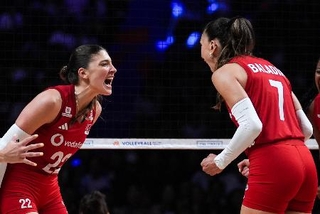 　バレーボールのネーションズリーグ女子、決勝のブラジル戦で得点に沸くトルコの選手たち＝２６日、マカオ（ゲッティ＝共同）