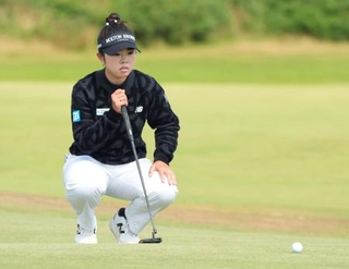 　最終ラウンド、ラインを読む山下美夢有＝ダンドナルド・リンクス（共同）