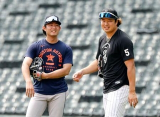 　試合前、言葉を交わすアストロズ・今井（左）とホワイトソックス・村上＝シカゴ（共同）