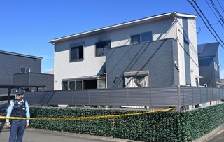 　火災があった住宅＝２７日午前９時１６分、佐賀県伊万里市