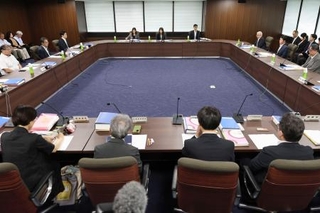 　最低賃金の２０２６年度改定目安額を決める審議会の小委員会＝２７日午前、厚労省