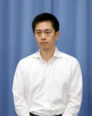 　記者団の質問に答える日本維新の会の吉村代表＝２７日午後、大阪府庁