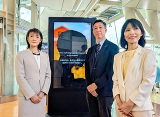 　人身取引への警戒を呼びかけるＡＮＡホールディングスの保谷智子執行役員（右）ら＝２７日午前、羽田空港