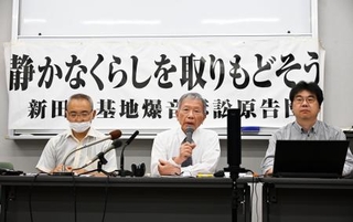 　航空自衛隊新田原基地の騒音を巡る訴訟の提訴後、記者会見する原告側弁護団＝２７日午後、宮崎市