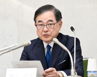 　アイヌの遺骨収集を巡り、記者会見で謝罪声明を読み上げる北海道大の宝金清博学長＝２７日午後、札幌市
