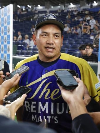 　プロ野球ＯＢが対戦する「サントリードリームマッチ２０２６」の試合前、取材に応じる野球日本代表の井口資仁新監督＝２７日、東京ドーム
