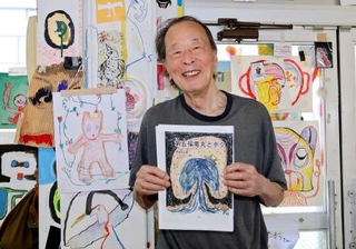 　核兵器廃絶などを訴えるイラストレーターの黒田征太郎さん＝２１日、北九州市