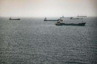 　オマーン沖のホルムズ海峡の船舶＝６月２２日（ゲッティ＝共同）
