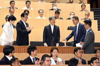 　「水の未来を考える国際シンポジウム」の会場に到着された天皇陛下＝２８日午前、東京都江東区の日本科学未来館（代表撮影）