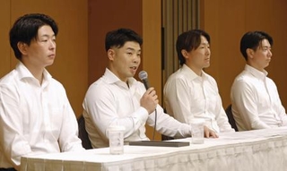 　日本プロ野球選手会の臨時大会などを終え、記者会見する近藤健介選手会長（左から２人目）ら＝２８日午後、東京都内のホテル