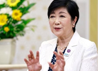 　インタビューに応じる東京都の小池百合子知事＝２８日、都庁