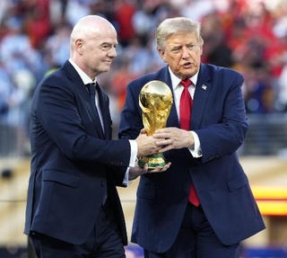 　サッカーＷ杯北中米３カ国大会決勝の表彰式で、トロフィーを手にするＦＩＦＡのインファンティノ会長（左）とトランプ米大統領＝１９日、ニューヨーク（共同）