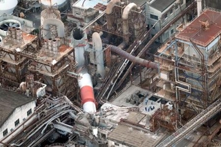 　地震の影響で折れた日本製紙の八代工場の煙突＝２８日午後７時５分、熊本県八代市（共同通信社ヘリから）