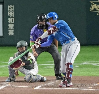 　７回全パ２死二塁、万波が右越えに適時三塁打を放つ。捕手坂本誠＝東京ドーム