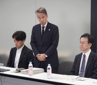 　有識者会議の初会合であいさつする経産省の井上博雄商務・サービス審議官（中央）＝２９日午前、経産省