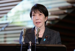 　熊本県の地震に関して記者団の取材に応じる高市首相＝２９日午前、首相官邸
