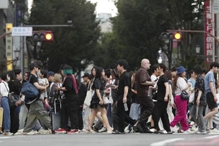 　東京・渋谷を行き交う人たち。総務省が発表した人口動態調査によると日本人の人口は４２年ぶりに１億２千万人を下回った＝２６日