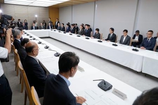 　首相官邸で開かれた月例経済報告等に関する関係閣僚会議＝２９日午後