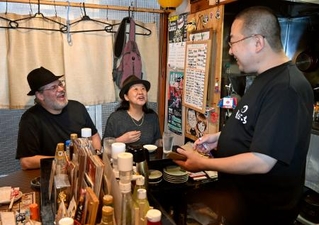 　「北の屋台」の店内で笑顔で話す客と店主＝２９日午後、北海道帯広市